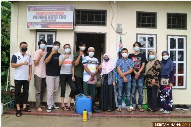 Foto bersama Tim PKM Kimia UNP dengan peternak Jorong Padang Koto Tuo Nagari Mungka, Kecamatan Mungka Kabupaten Lima Puluh Kota dalam mengelola limbah kotoran puyuh jadi biogas. Ist.