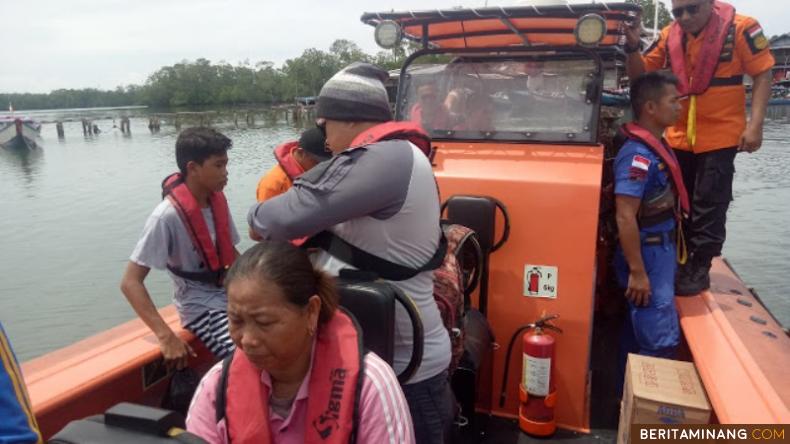 Lima orang penumpang kapal nelayan yang diselamatkan tim SAR Mentawai. Foto: Mentawaikab.go.id