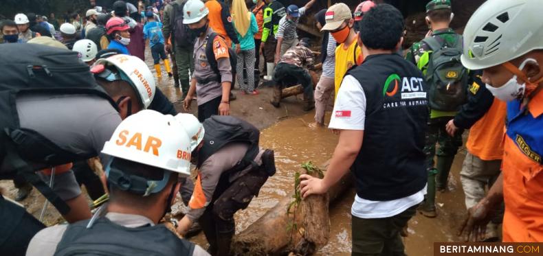 Tim ACT bahu membahu bersama tim penyelmat lainnya melakukan evakuasi di lokasi banjir bandang Sukabumi Jawa Barat. Foto: Humas ACT