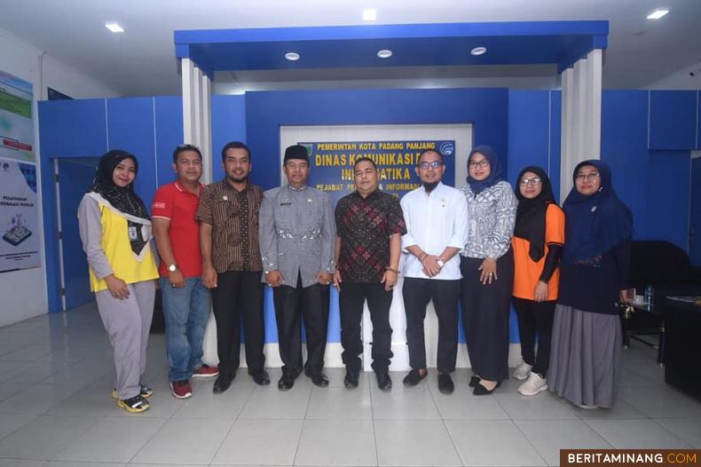 Tim Visitasi KI Sumbar saa berkunjung ke PPID Padang Panjang. Foto Kominfo