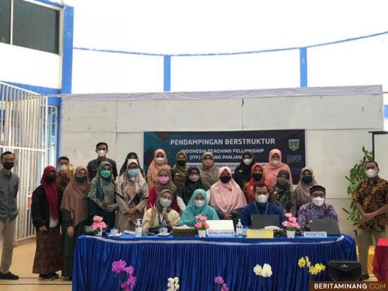 Foto bersama kegiatan ITF di SMP Hikmah Padang Panjang.