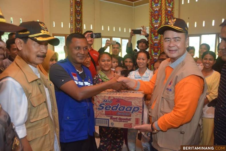 Wagub Nasrul Abit menyerahkan bantuan kepada korban banjir bandang di Solok Selatan
