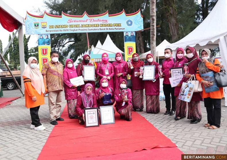 Foto bersama usai mendapatkan penghargaan di Jambore Kader PKK XVIII Tingkat Provinsi Sumatera Barat, Kamis (8/7).