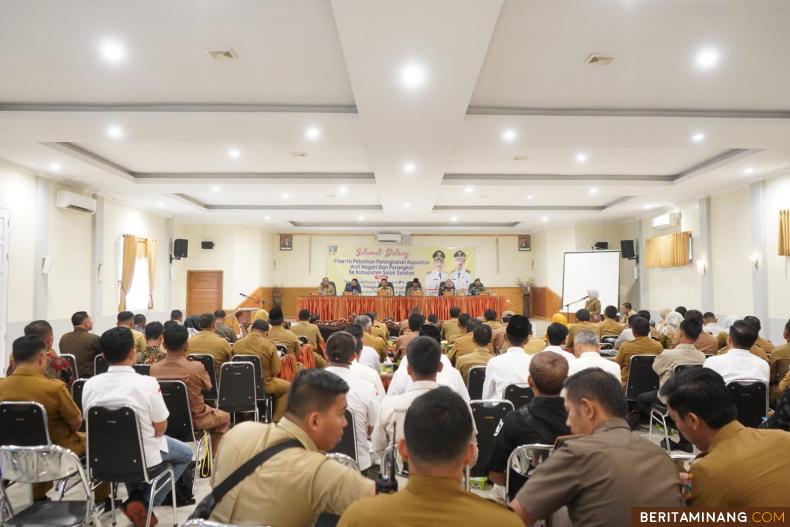 Bupati H. Khairunas menutup acara Peningkatan Kapasitas Wali Nagari dan Perangkat se-Kabupaten Solok Selatan, di Hotel Pesona Alam Sangir, Selasa (7/3/2023). Foto Diskominfo Solsel