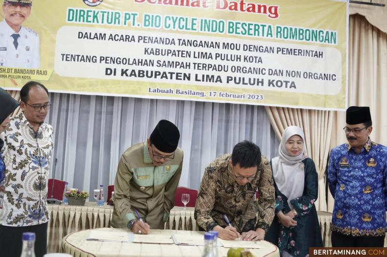 Bupati Safaruddin dan Direktur Utama PT.Bio Cycle Indonesia Budi Tanaka tekan Kerjasama Pengelolaan sampah di pendopo rumah dinas bupati, Labuah Basilang,  Jum'at (17/02/2023).  Foto : Dok Kominfo Liko