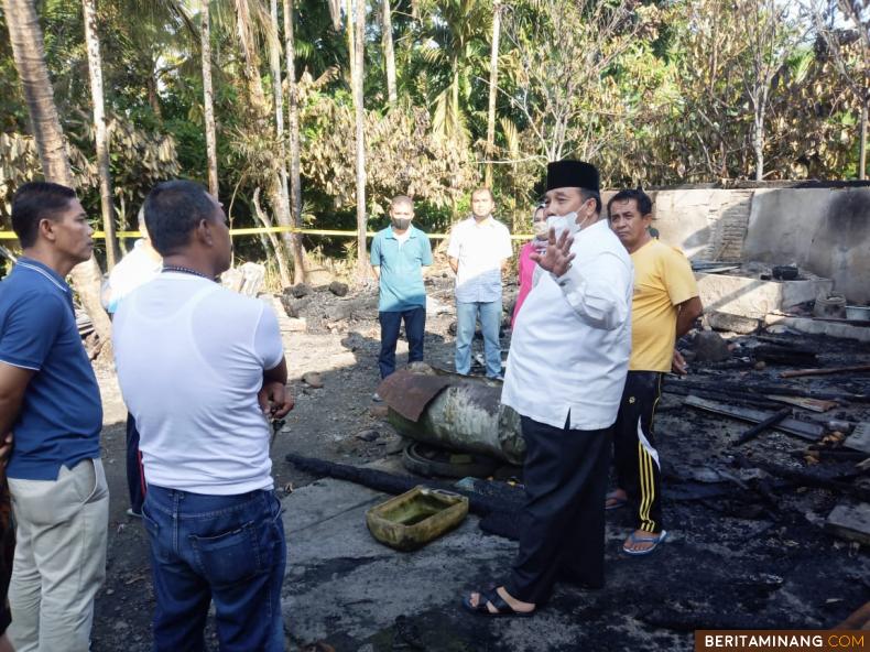 Bupati Pasaman, H. Benny Utama saat mengunjungi keluarga korban kebakaran.