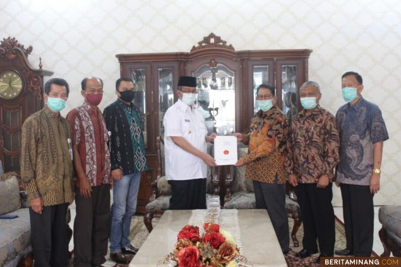 Bupati Gusmal saat menerima laporan keuangaan dari Ketua Yayasan UMMY Solok Suryadi Asmi.