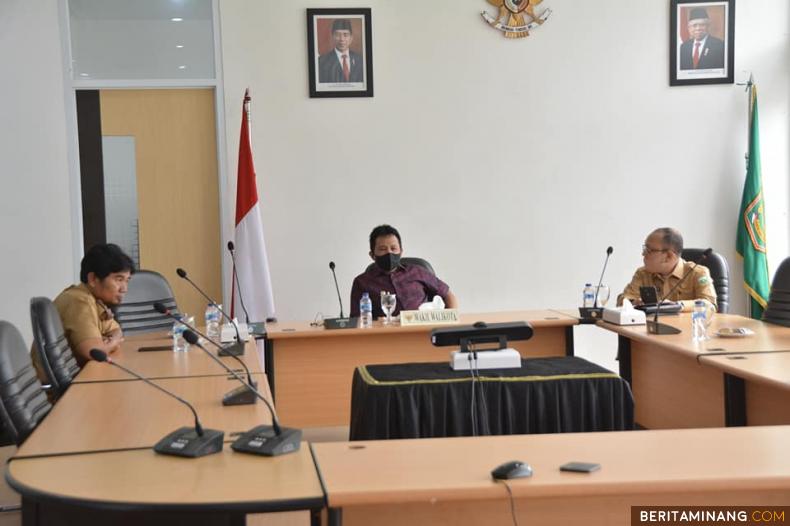 Wakil Walikota, Drs. Asrul saat mengikuti kegiatan video conference (Vidcon). Foto: Kominfo Padang Panjang