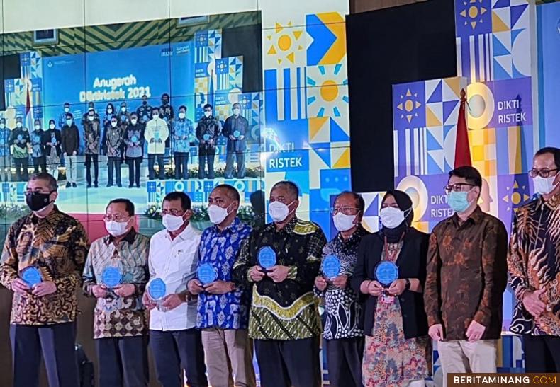 Rektor UNP, Prof. Ganefri, Ph.D., saat menerima secara langsung penghargaan Anugerah Diktiristek 2021, Kamis (13/1) bertempat di Gedung Kemdikbudristek, Jakarta.