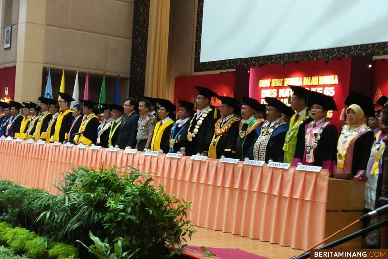 Sidang Senat Terbuka Universitas Negeri Padang dalam rangka Upacara Dies ke-65 dan Lustrum ke-13 yang dihadiri oleh sivitas akademika di Auditorium Kampus UNP Air Tawar,  Padang.