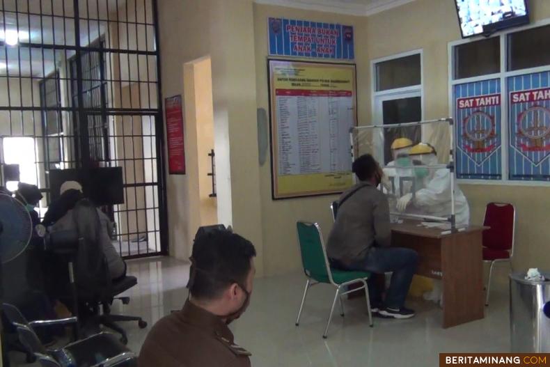 Petugas kesehatan saat melakukan swab tes di Kabupaten Dharmasraya, Sumbar. Foto: Eko P