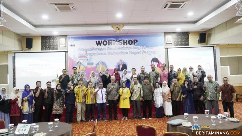 Peserta Workshop pengampu mata kuliah Kewirausahaan selingkungan kampus Universitas Negeri Padang foto bersama, Kamis (27/7/2023). Foto: Humas UNP