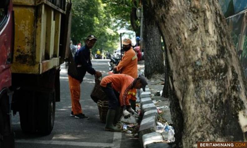 Pasukan Oranye dengan sigap bersihkan sampah di Kota Padang Panjang. Foto: Kominfo Padang Panjang