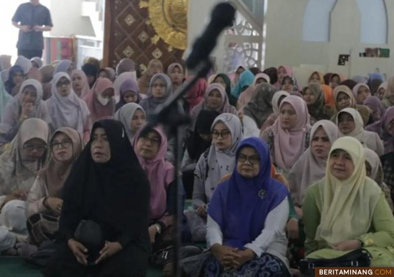 Suasana Wirid Korpri Pemko Padang Panjang yang digelar Jumat (6/1/2023) di Masjid Islamic Center Padang Panjang. Foto: Kominfo Padang Panjang