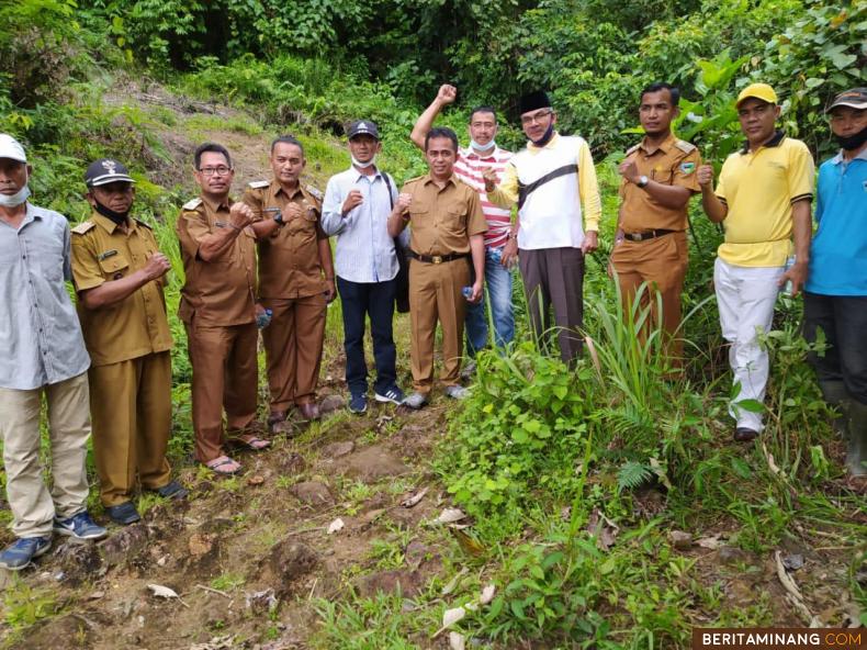 Wakil Bupati Pessel Rudi Hariyansyah saat melakukan peninjauan langsung ke lahan pembangunan Pondok Pesantren yang ada di Kecamatan Batang Kapas, Selasa (3/8/2021).