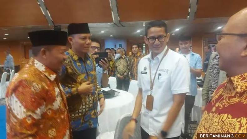 Wabup Sabar AS saat berbincang dengan Menteri Pariwisata, dalam acara Launching WIES 2023,di Balairung kemenparekraf RI Jakarta, Senin (20/3/23). Foto : FB Sabar AS