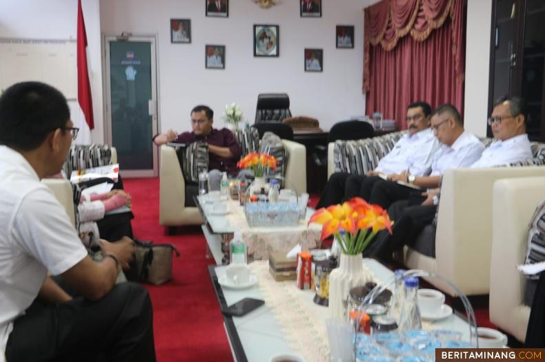 Wakil Bupati Limapuluh Kota Rizki Kurniawan Nakasri memimpin rapat bersama seluruh OPD Pemkab  Limapuluh Kota, yang dilaksanakan di Ruang Kerja Wakil Bupati, pada Rabu, (7/6/2023).  Foto : Dok Kominfo Liko