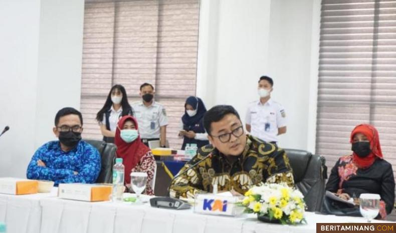 Wakil Bupati (Wabup) Tanah Datar Richi Aprian saat mengikuti pertemuan dengan Direktur Utama PT Kereta Api Indonesia (KAI) Didiek Hartantyo di Kantor JRC PT KAI, Jakarta, Senin (24/05/2021).