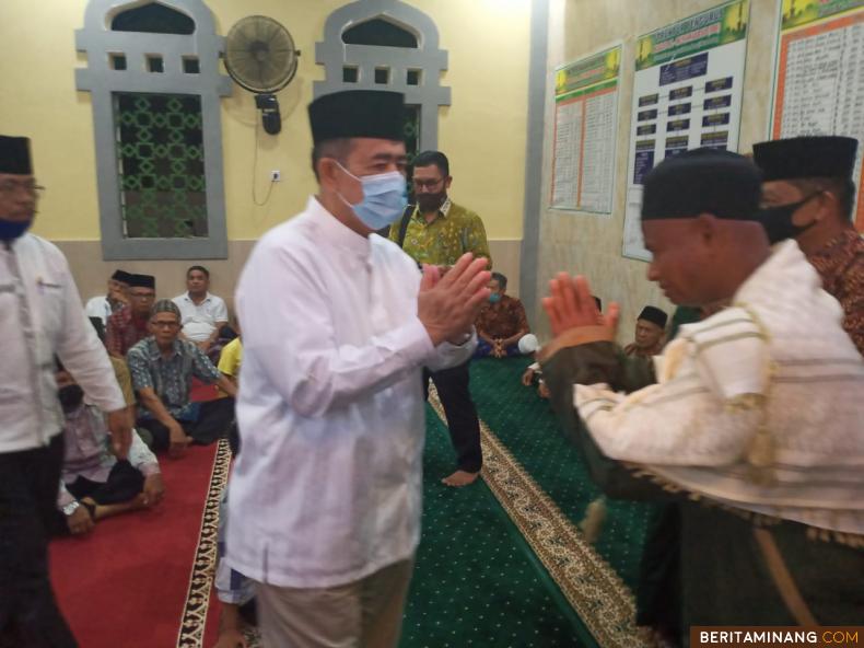 Wagub Nasrul Abit saat menghadiri peringatan Tahun Baru Islam bersama Warga Gunung Sariak Padang.