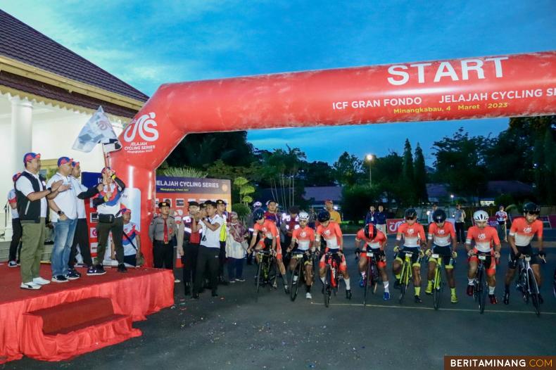 Para pembalap sepeda Jelajah Cycling Series Minangkabau 2023 siap berpacu, saat dilepas Wagub Sumbar, Audy Joinaldy di halaman Istana Gubernuran, Sabtu (4/3/2023). Foto: MMC Sumbar