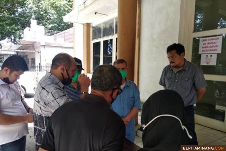 Wagub Nasrul Abit saat menerima masukan dari pelatih dayung dan Ketua PODSI Sumbar di Kantor KONI Sumbar.