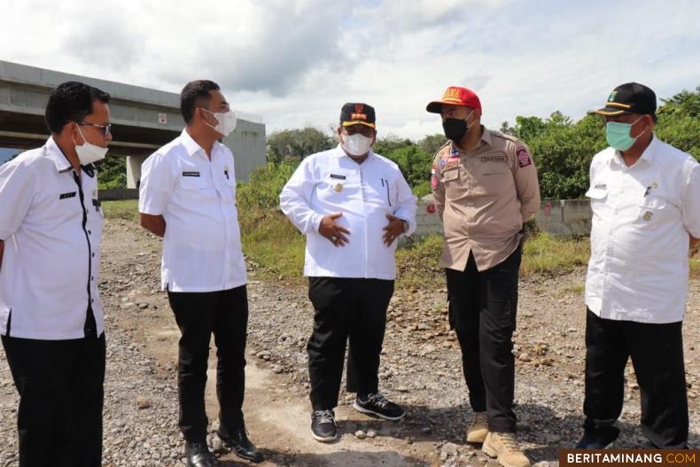 Wakil Gubernur (Wagub) Sumatera Barat (Sumbar) Audy Joinaldy ketika meninjau lokasi pembangunan jalan Tol di Padang Pariaman, Rabu (16/6/2021).