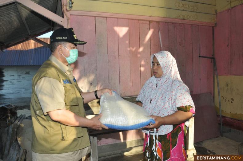 Wagub Nasrul Abit saat menyerahkan bantuan pada salah satu korban abrasi pantai di Tuapeijat Mentawai. Foto Humas Sumbar