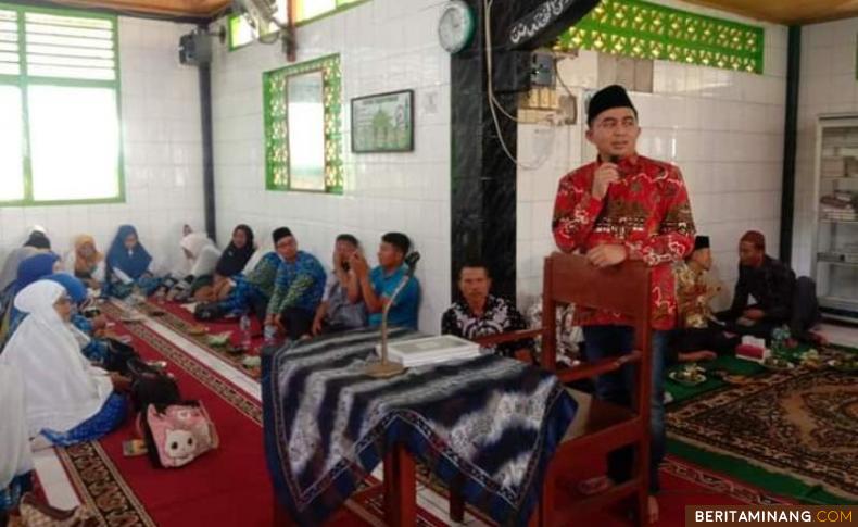 Wakil Bupati Rudi Hariansyah saat bertemu BKMT di di Masjid Nurul Ihsan, Kenagarian Simpang Lama Inderapura Kecamatan Pancung Soal. Foto: Kominfo Pessel