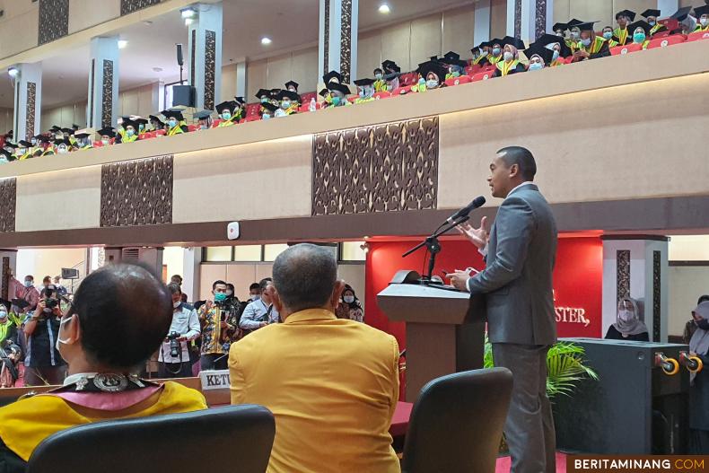 Gubernur Sumatera Barat motivasi wisudawan/wisudawati Universitas Negeri Padang pada Jumat (19/3) di Auditorium Kampus UNP Air Tawar Padang.