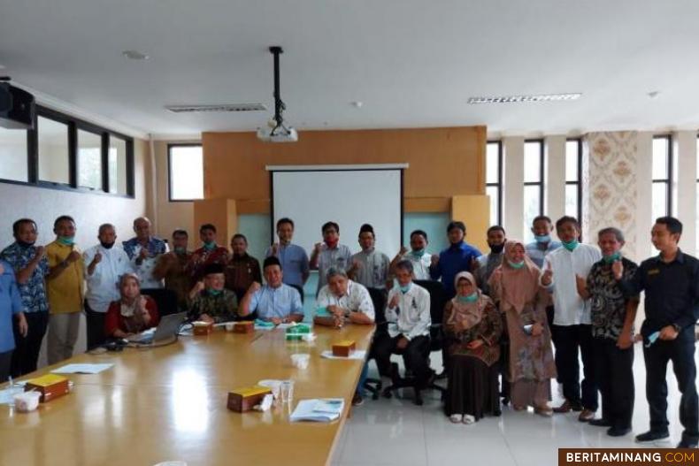 Ketua Umum terpilih Drs. Hendra Syarifuddin, M.Si, Ph.D (pakai peci duduk baju biru) foto bersama PP BAPOMI Sumatera Barat usai rapat revisi pengurus periode 2017-2021. Ist