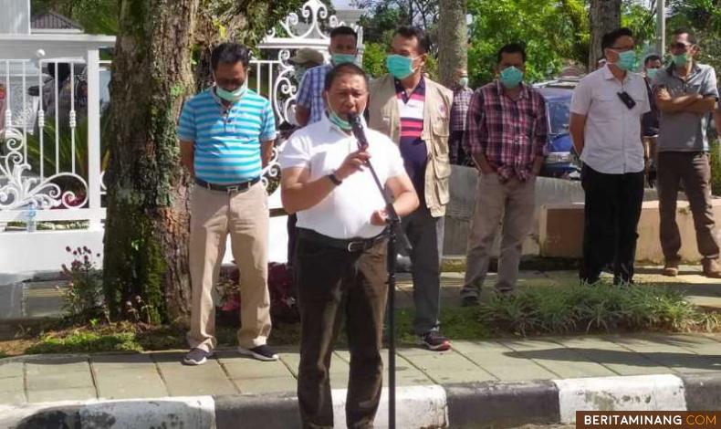 Walikota Ramlan Nurmatias ketika berbicara di depan warga. Foto Humas Bukittinggi