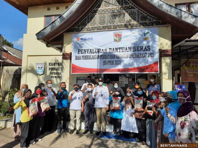 Wako Bukittinggi Erman Safar foto bersama dengan para penerima bansos dampak pelaksanaan PPKM Darurat.