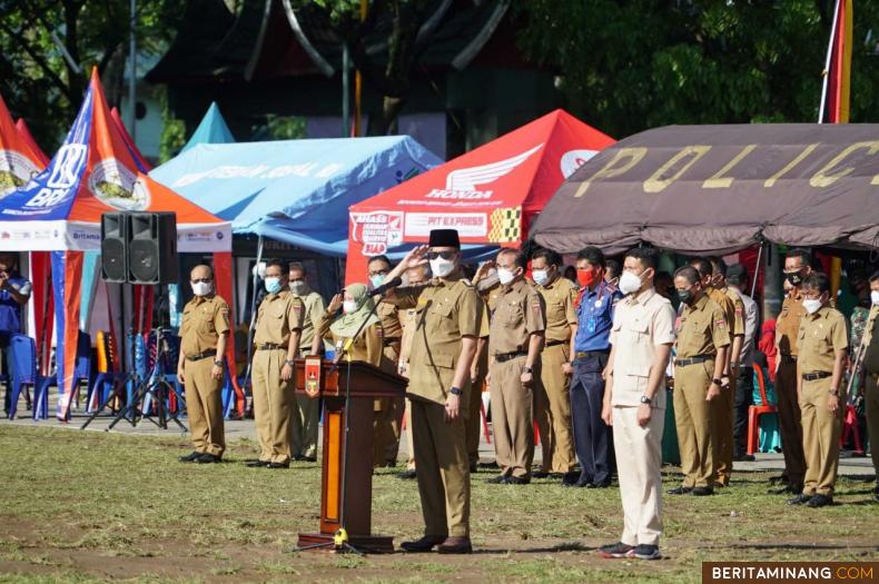 Wako Erman Safar pimpin apel gabungan seluruh ASN di Pemko Bukittinggi yang dilaksanakan di Lapangan Kantin, Senin (28/06/2021).