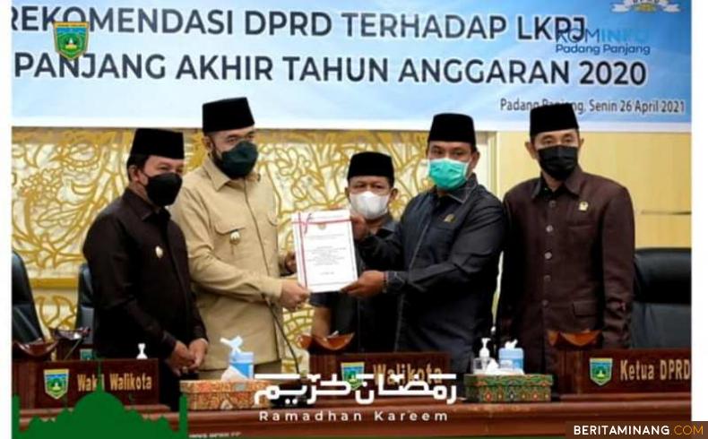 Wali Kota, H. Fadly Amran, BBA Datuak Paduko Malano didampingi Wawako Asrul saat menerima rekomendasi LKPj dari Ketua DPRD Padang Panjang Mardiansyah.