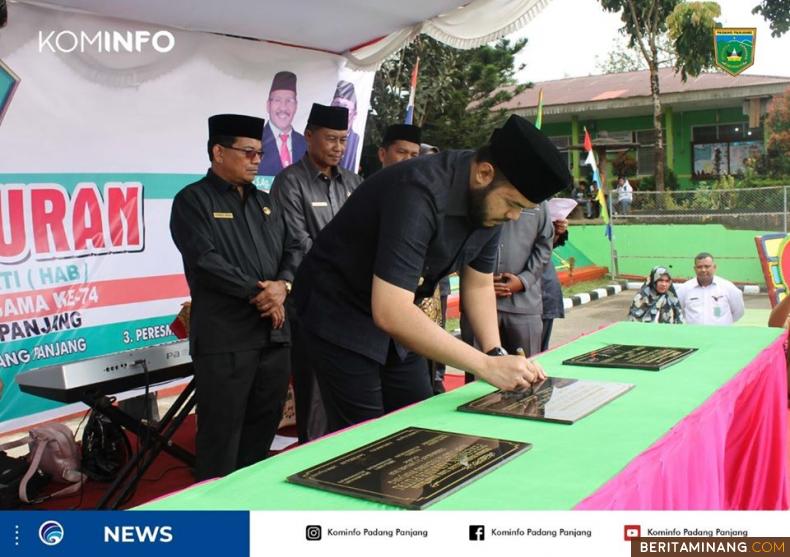 Wako Fadly Amran tandatangan prasasti peresmian MAN 1 Padang Panjang, Kominfo
