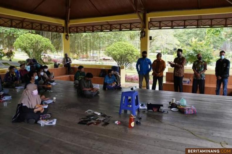 Walikota Padang Panjang memberikan araha kepada peserta Latihan Gabungan Pecinta Alam di Amphiteater PDIKM, Kamis (18/3).