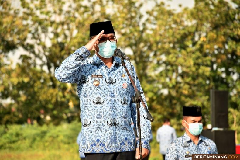 Wali Kota Padang Hendri Septa saat upacara bulanan di Lapangan Upacara Kantor Balai Kota di Aie Pacah, Senin (17/1/2022).