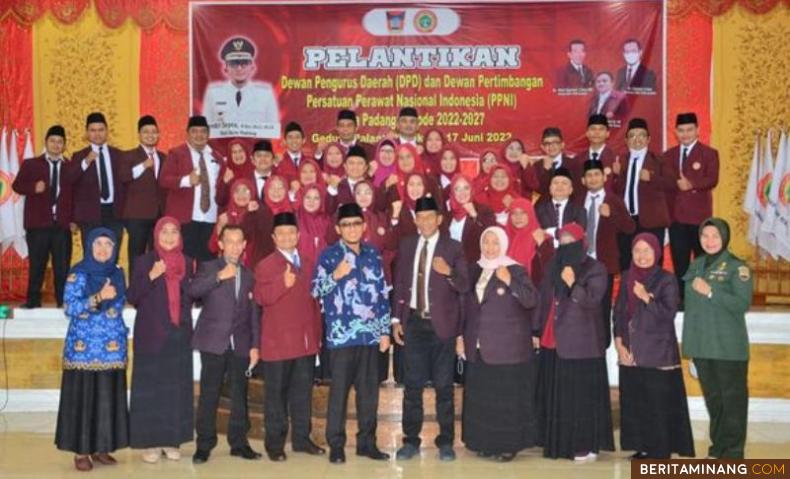 Wako Hendri Septa foto bersama Pengurus DPD PPNI Kota Padang 2022-2027 usai pelantikan.