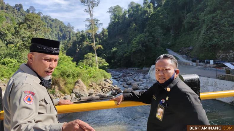 Wako Mahyeldi didampingi Kabag Prokompim Amrizal Rengganis saat lihat pengerjaan cek dam. Foto Humas Padang