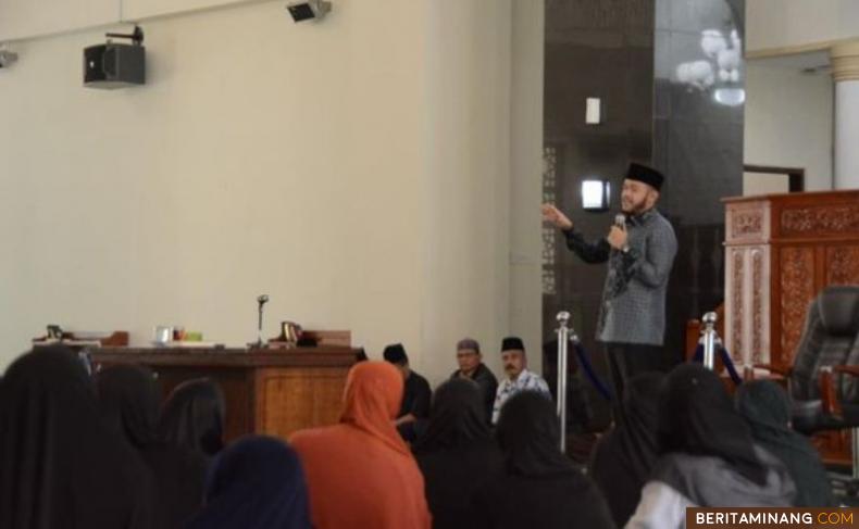 Wako Padang Panjang Fadly Amran saat bersilaturahmi dengan Ibu-Ibu pengajian Islamic Center. Fotio: Kominfo Padang Panjang
