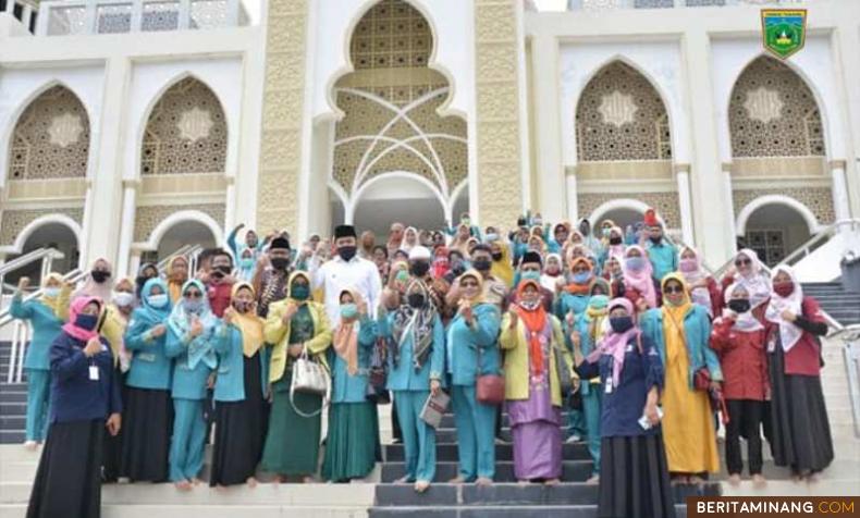 Walikota Padang Panjang, H. Fadly Amran, BBA Datuak Paduko Malano foto bersama dengan kader Potensi Sumber Kesejahteraan Sosial (PSKS) di Islamic Center.