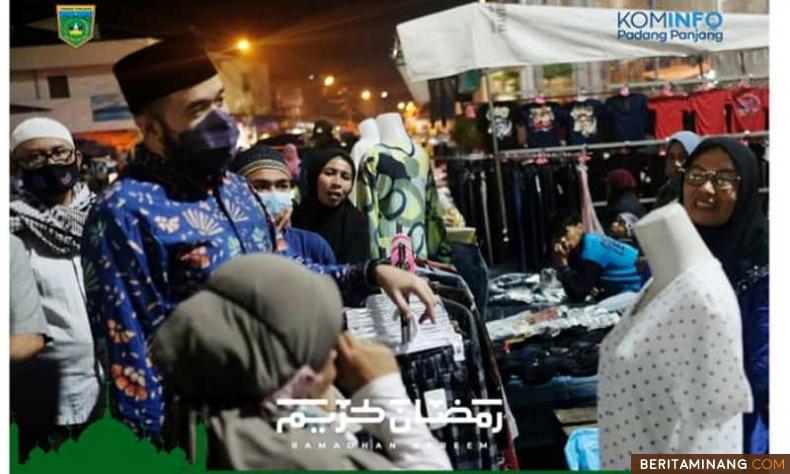 Wali Kota, H. Fadly Amran, BBA Datuak Paduko Malano saat di pasar malam yang ada di kawasan Pasar Pusat Padang Panjang.