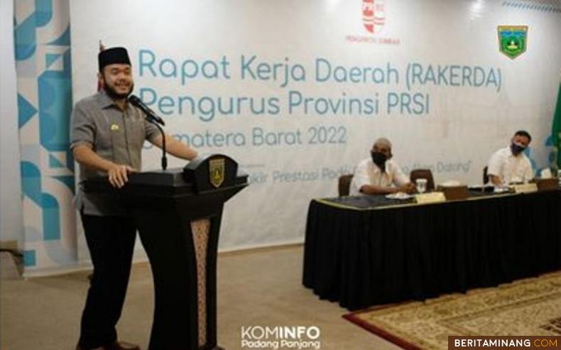 Wali Kota, H. Fadly Amran, BBA Datuak Paduko Malano dalam Rapat Kerja Daerah (Rakerda) Pengurus Provinsi Persatuan Renang Seluruh Indonesia (PRSI) Sumatera Barat (Sumbar).