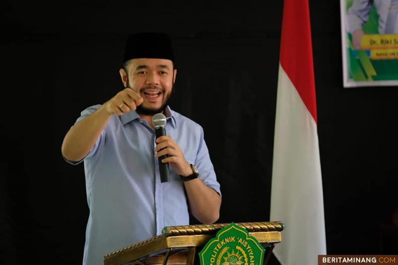 Wali Kota, H. Fadly Amran, BBA Datuak Paduko Malano saat memberikan kuliah umum di Kampus Politeknik Aisyiyah Sumatera Barat, di Kota Padang.