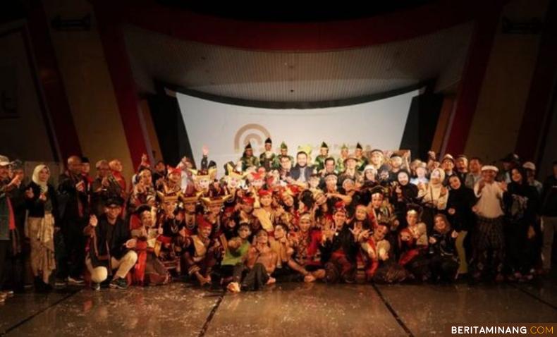Wako Padang Panjang Fadly Amran foto bersama peserta Art Fest usai penutupan acara, Kamis (1/12/2022). Foto: Kominfo Padang Panjang