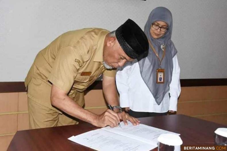 Wako Mahyeldi bubuhkan tandatanagn dihadapan Kepala BPK RI Perwakilan Sumbar Yusnadewi. Humas Padang