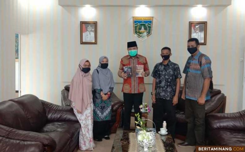 Walikota Padang Panjang, H. Fadly Amran, BBA Datuak Panduko Malano, saat menerimaa relawan Ruang Kreatif Hamasah, Sekola Tinggi Agama Islam (STAI) Imam Bonjol Padang Panjang.