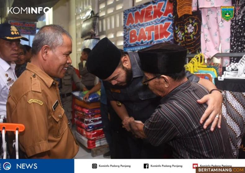 Walikota Fadly Amran saat masuk pasar, dan bertemu pedagang. Kominfo