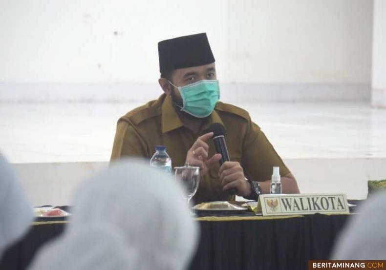 Walikota Padang Panjang H. Fadly Amran, BBA Datuak Paduko Malano, saat pertemuan dengan sejumlah kepala dinas dan kepala UPTD.