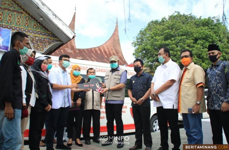 Bantuan Ambulance PSC 119 Bersamaan dengan bantuan Operasional Mobil BNPB yang diterima langsung oleh Kepala BPBD Kesbangpol Kota Padang Panjang di Gedung M. Syafei, Sabtu (2/5).
